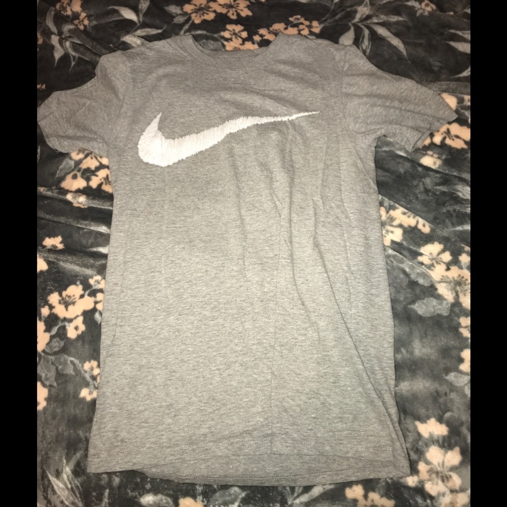 Small grey Men’s Nike short sleeve tee